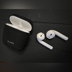 Apple AirPods 2nd Generation Headphones Mine & in Excellent Condition